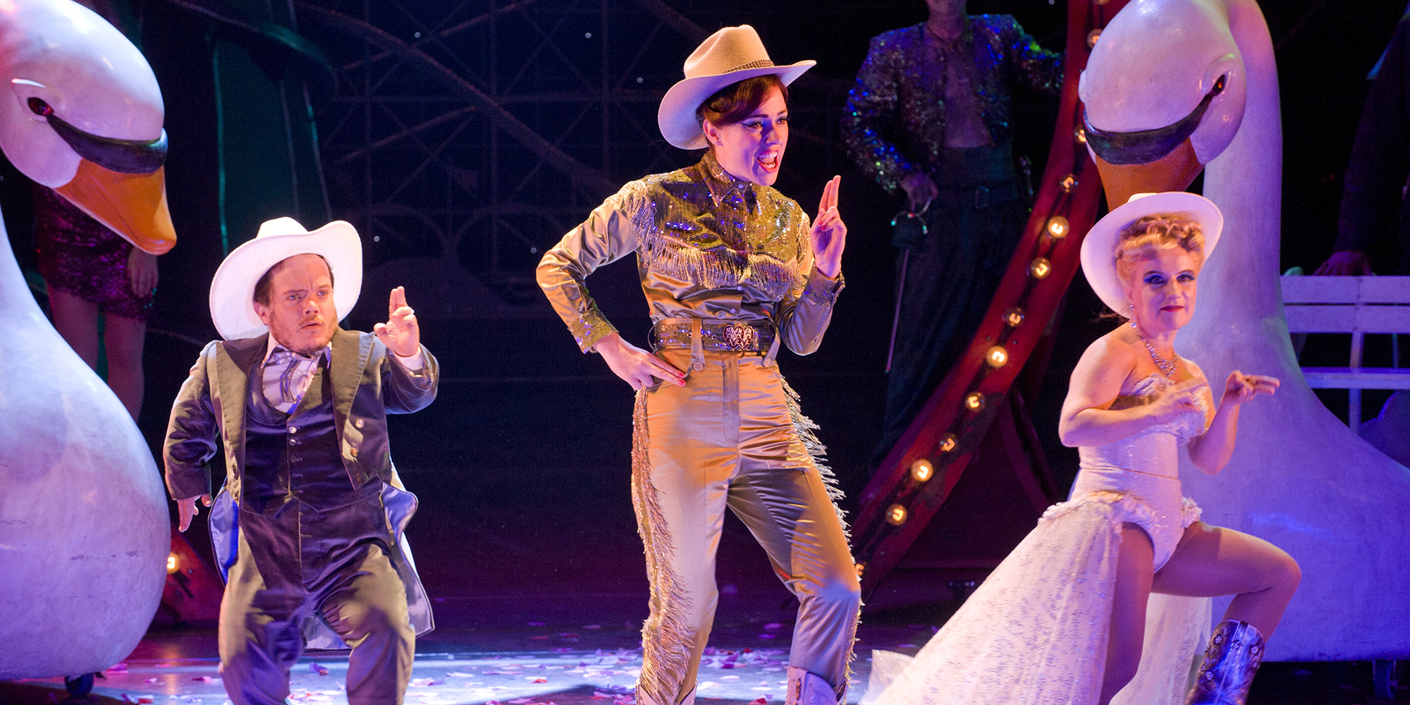 ENO Cosi Fan Tutte Max Laird, Mary Bevan, Karen Anderson Laird (c) Mike Hoban