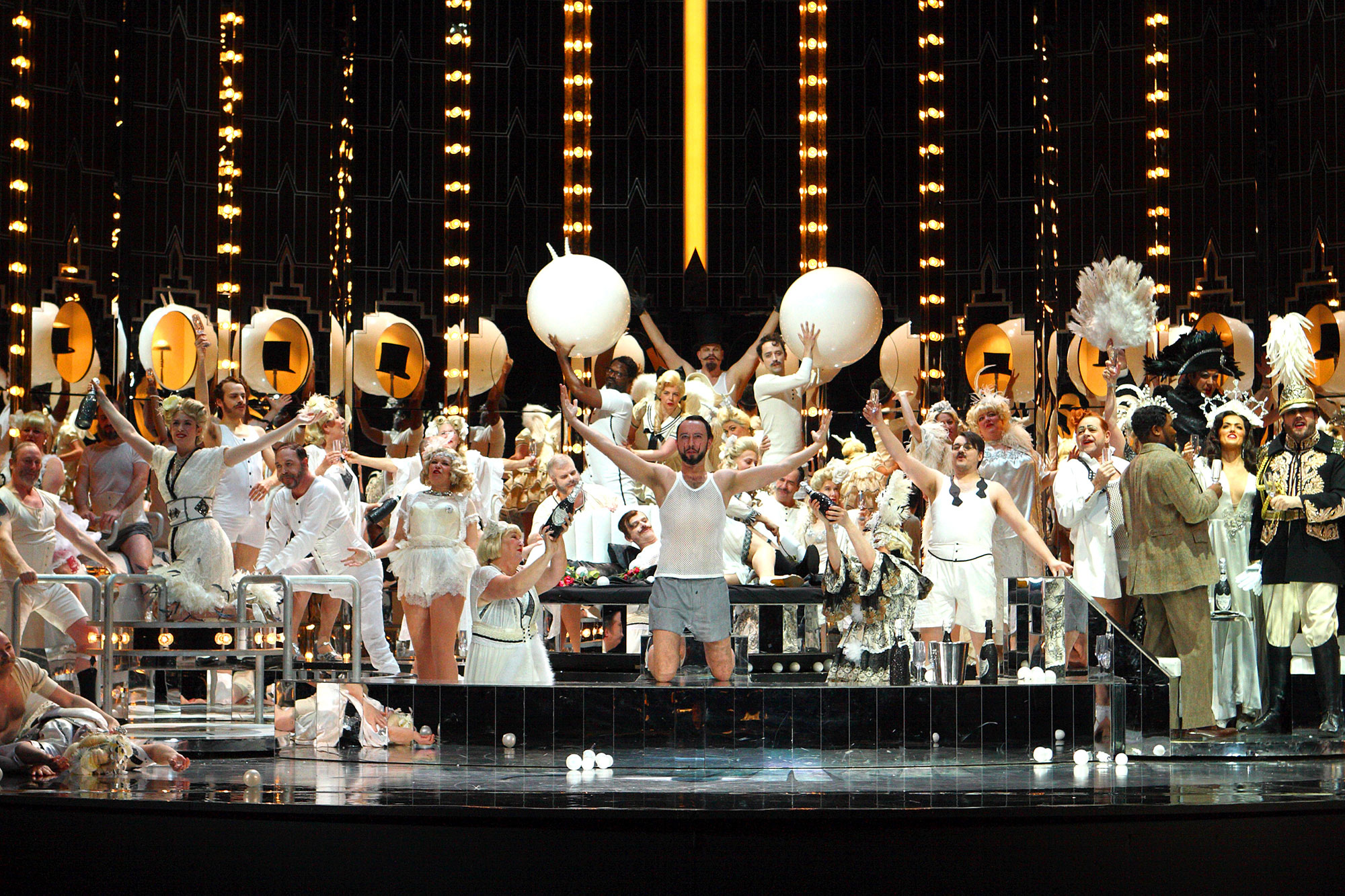 ENO Traviata Cast and members of the ENO Chorus (c) Catherine Ashmore