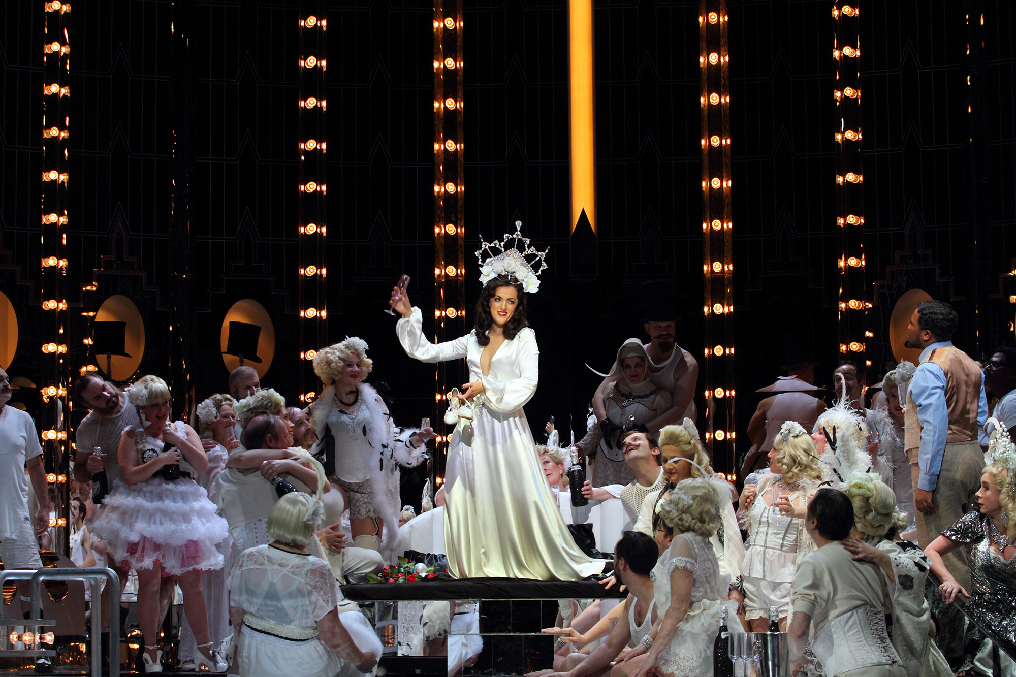 ENO La traviata Claudia Boyle and the ENO Chorus (c) Catherine Ashmore
