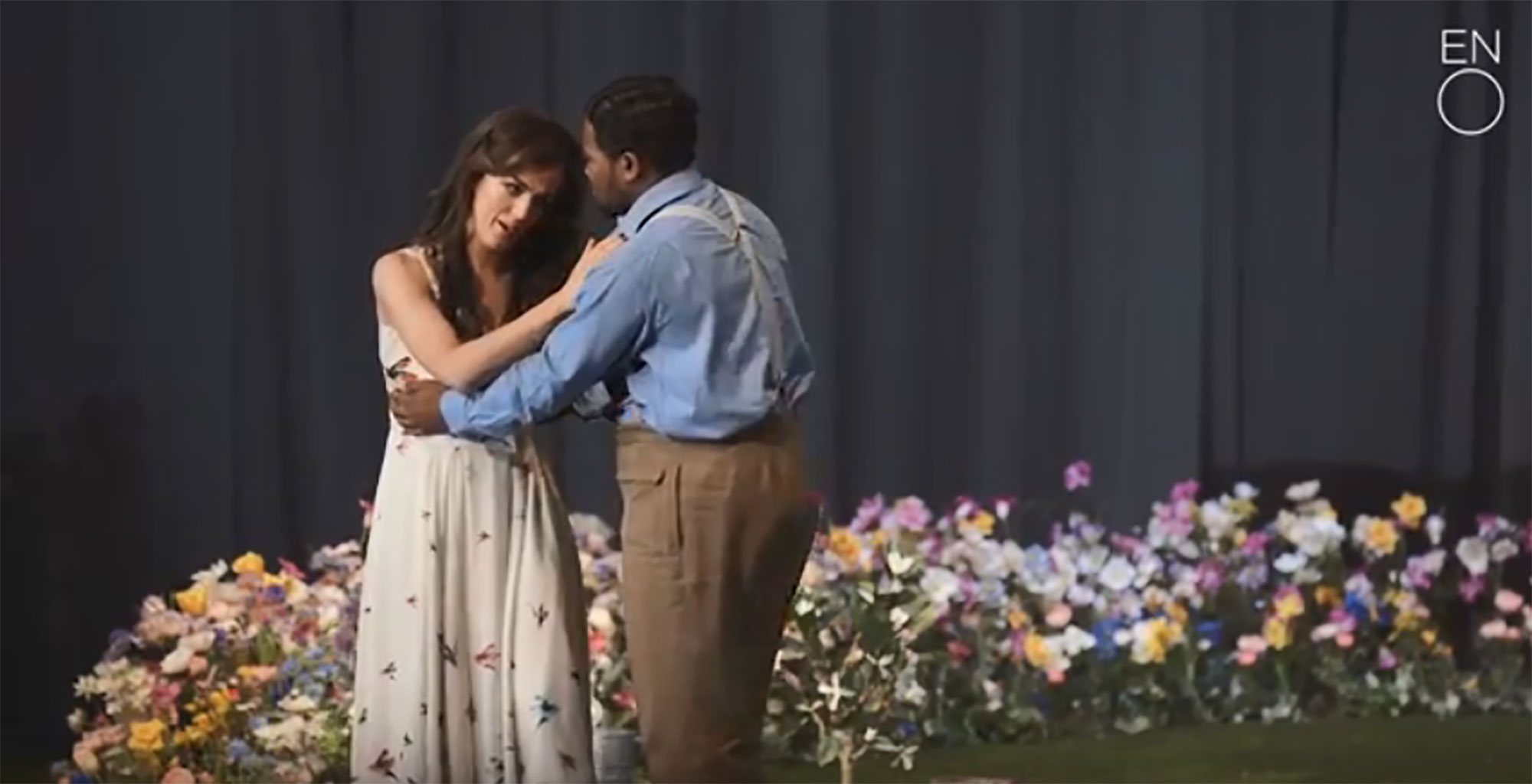 Couple embracing i Verdi's La traviata