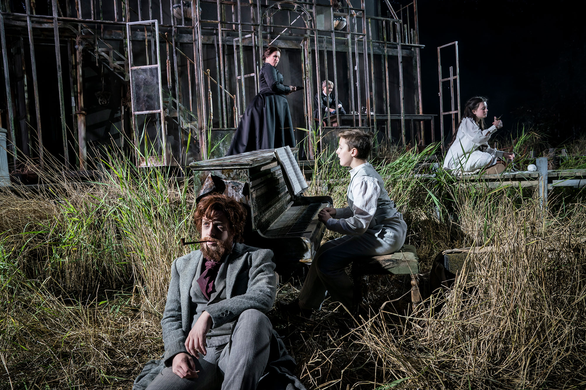 ENO 2017/18 The Turn of the Screw: Elgan Llyr Thomas as Peter Quint and Anita Watson as The Governess, with Daniel Alexander Sidhom and Elen Willmer as Miles and Flora. Photo Johan Persson.
