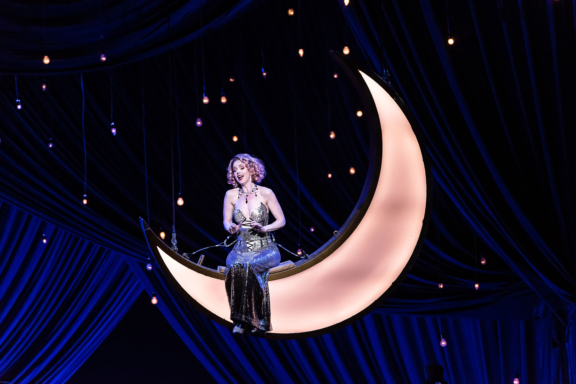 Watch Sarah Tynan sing Vilja aria from Lehár's The Merry Widow at a live performance. 