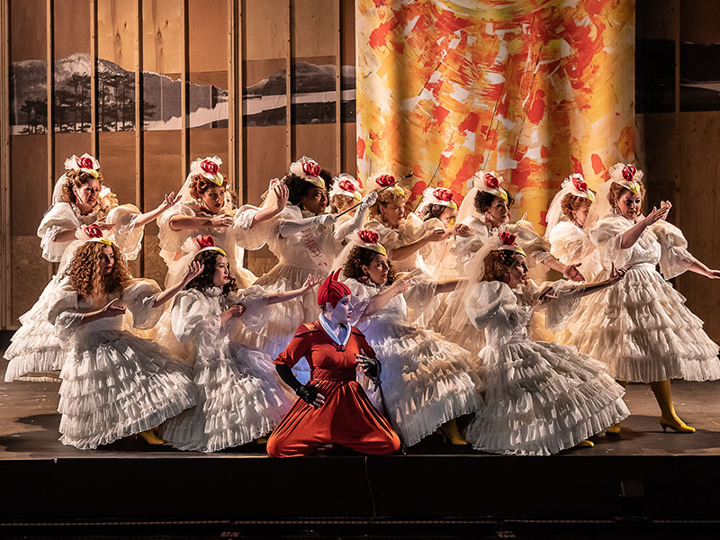 ENO2122 The Cunning Little Vixen: Claire Gweneth Ann Rand as Hen, Sally Matthews as Vixen, ENO Chorus © Clive Barda