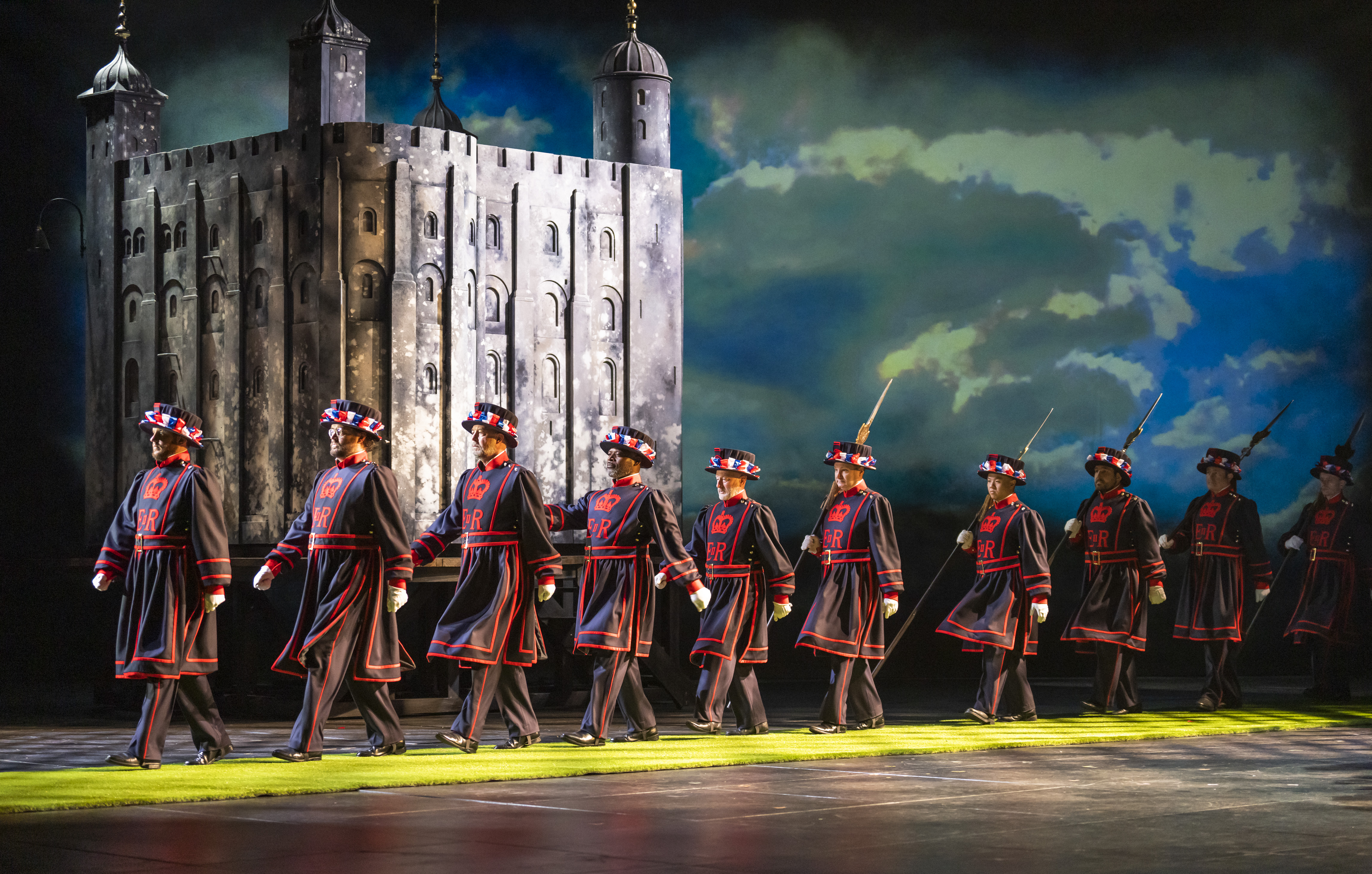 A scene from Yeoman Of The Guard by Gilbert & Sullivan @ Coliseum. Directed by Jo Davies. Conductor, Chris Hopkins. (Opening 03-11-2022) ©Tristram Kenton 11-22 (3 Raveley Street, LONDON NW5 2HX TEL 0207 267 5550 Mob 07973 617 355)email: tristram@tristramkenton.com
