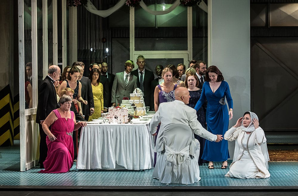ENO-Lady-Macbeth-of-Mtsensk,-ENO-Chorus,-John-Daszak-and-Patricia-Racette-(c)-Clive-Barda
