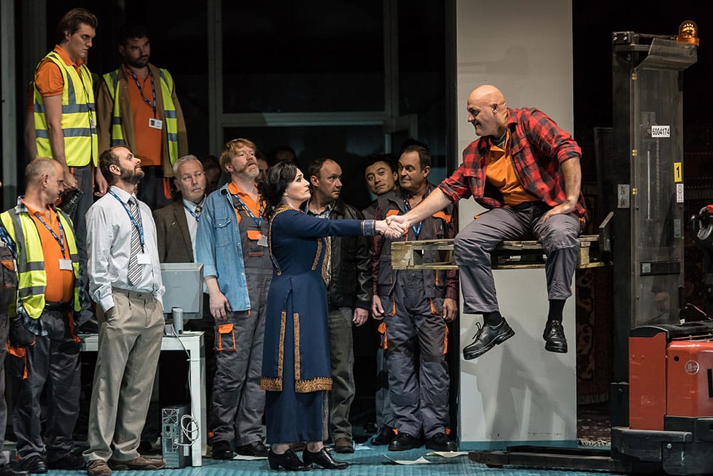 ENO-Lady-Macbeth-of-Mtsensk,-Patricia-Racette,-John-Daszak-and-ENO-Chorus-(c)-Clive-Barda