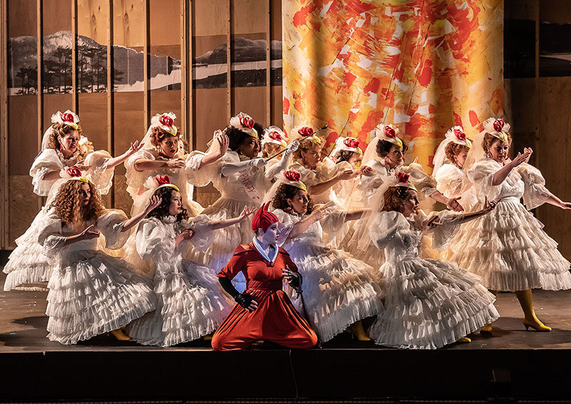 ENO2122 The Cunning Little Vixen: Claire Gweneth Ann Rand as Hen, Sally Matthews as Vixen, ENO Chorus © Clive Barda